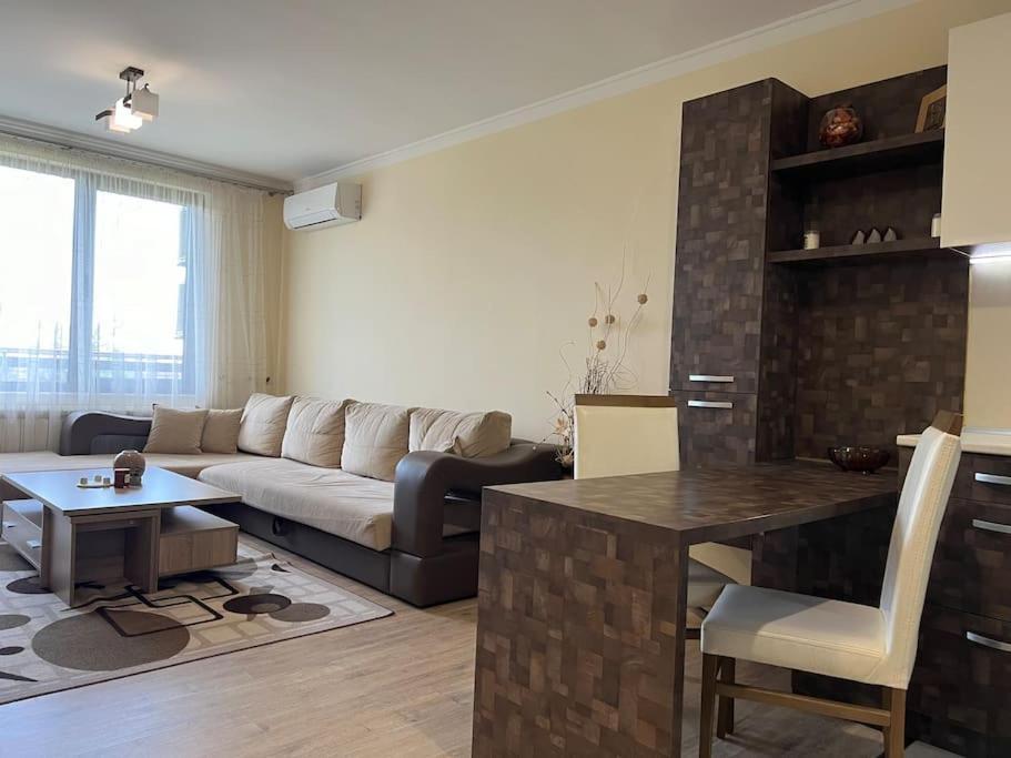Cozy Apartment - Free Parking Plovdiv Bagian luar foto
