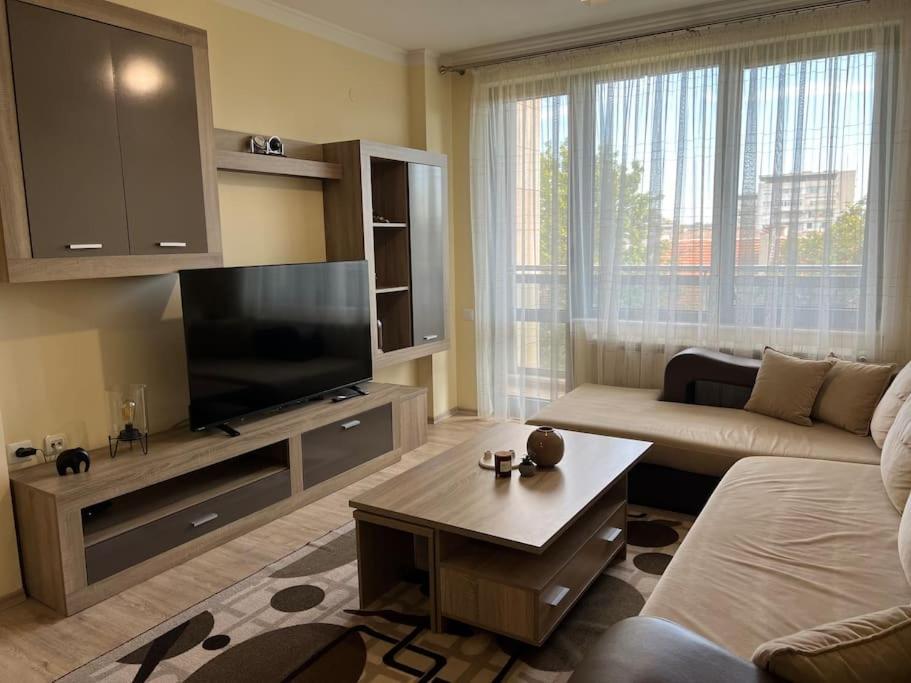 Cozy Apartment - Free Parking Plovdiv Bagian luar foto